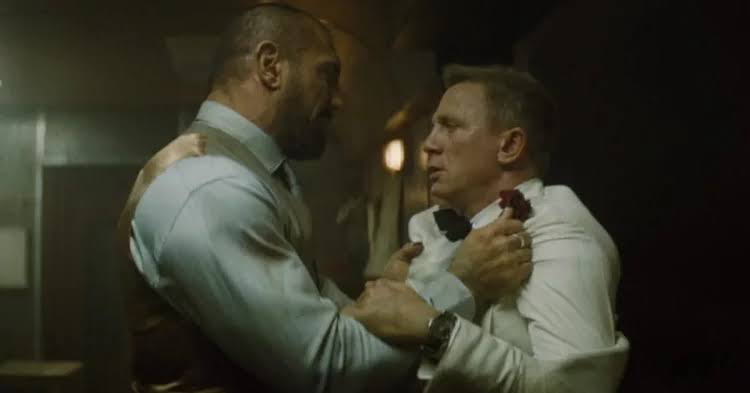 “F–k that… I’ll f–king crack on”: Daniel Craig Didn’t Want an $880M Movie to Stop Production Even after Marvel Star Cracked Open His Knee