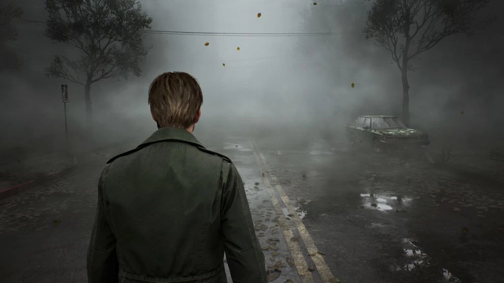 The image shows the main character walking on the foggy street in Silent Hill 2 Remake.