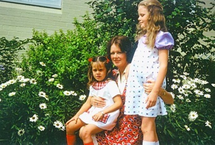 Nicole Kidman and her sister with her mother