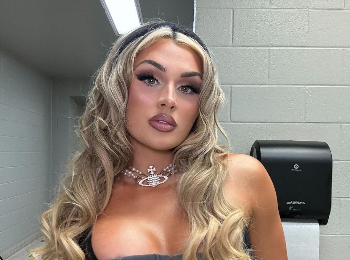 “Why is Sabrina getting threatened by JLo?”: Sabrina Carpenter Has a Lookalike in WWE and She is as Ravishing as the Espresso Hitmaker