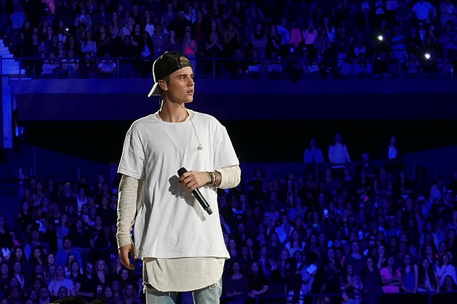 According to reports, Justin Bieber is distancing himself from friends amid P. Diddy’s legal troubles.
