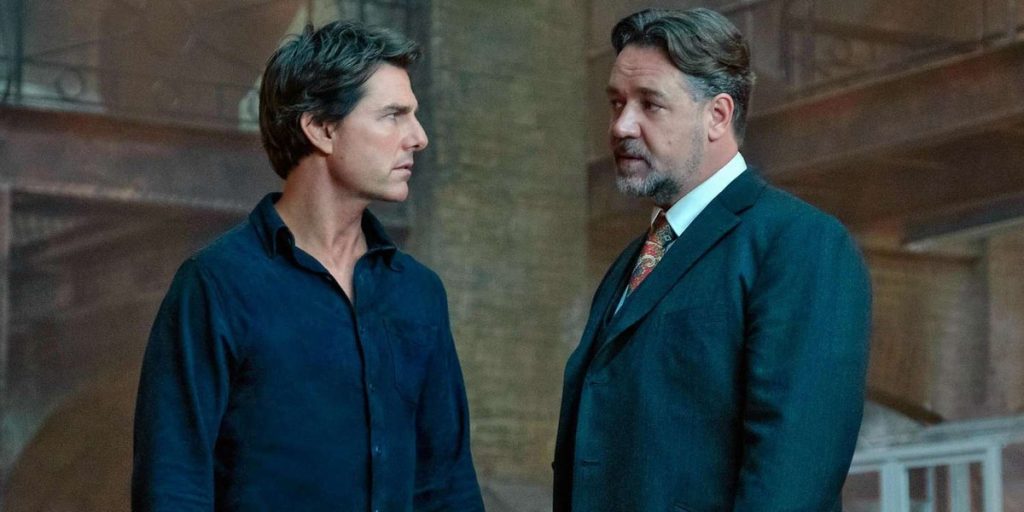 Tom Cruise and Russell Crowe standing and talking in The Mummy