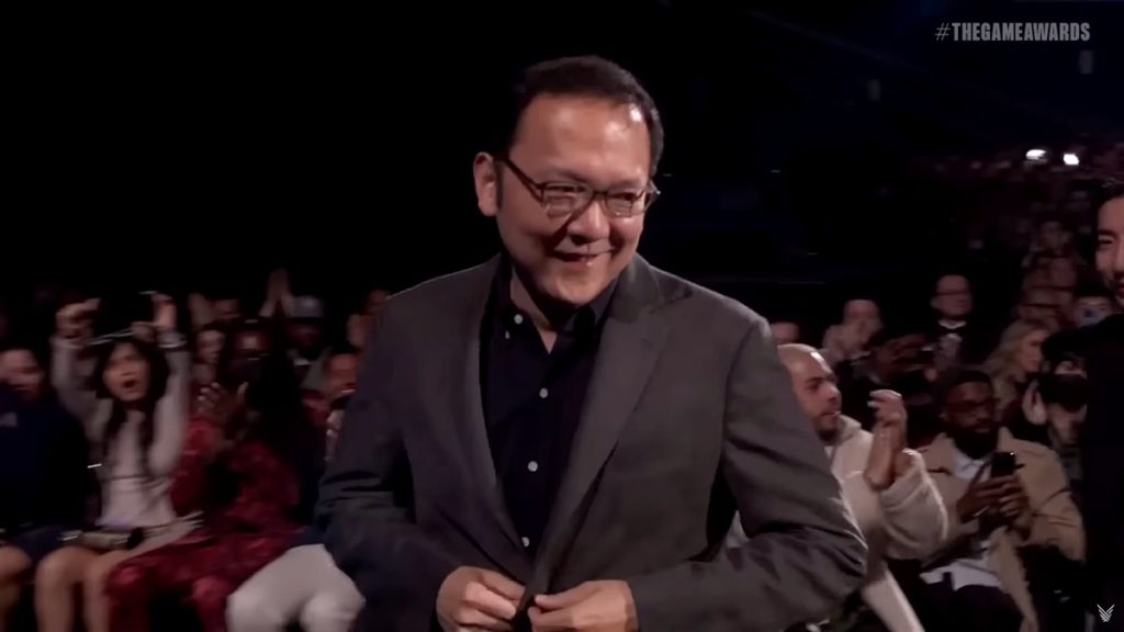 Gambar Hidetaka Miyazaki dalam perjalanan untuk menerima penghargaan game.