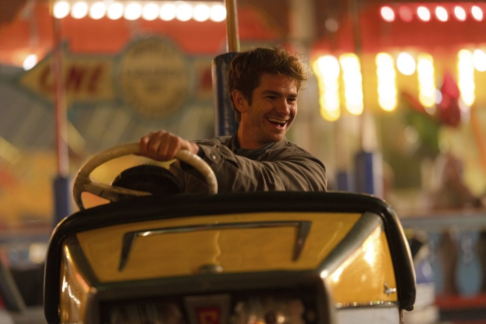 A Worrying Pattern in Andrew Garfield’s Love Life Makes Us Scared That He May End Up Like Tom Cruise