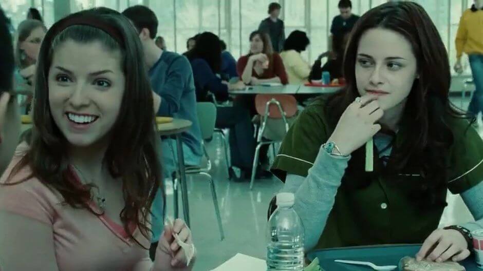 Jessica Stanley and Bella Swan in Twilight played by Anna Kendrick and Kristen Stewart