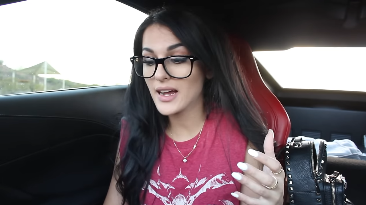 «Врач без всякой причины заставил меня раздеться»: SSSniperWolf не посещал врача в течение 10 лет после ужасающего медицинского опыта