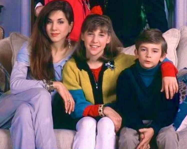 “You can tell how much she liked me”: Before Big Bang Theory and FRIENDS, 1 Forgotten Sitcom Put Mayim Bialik and Jennifer Aniston Together