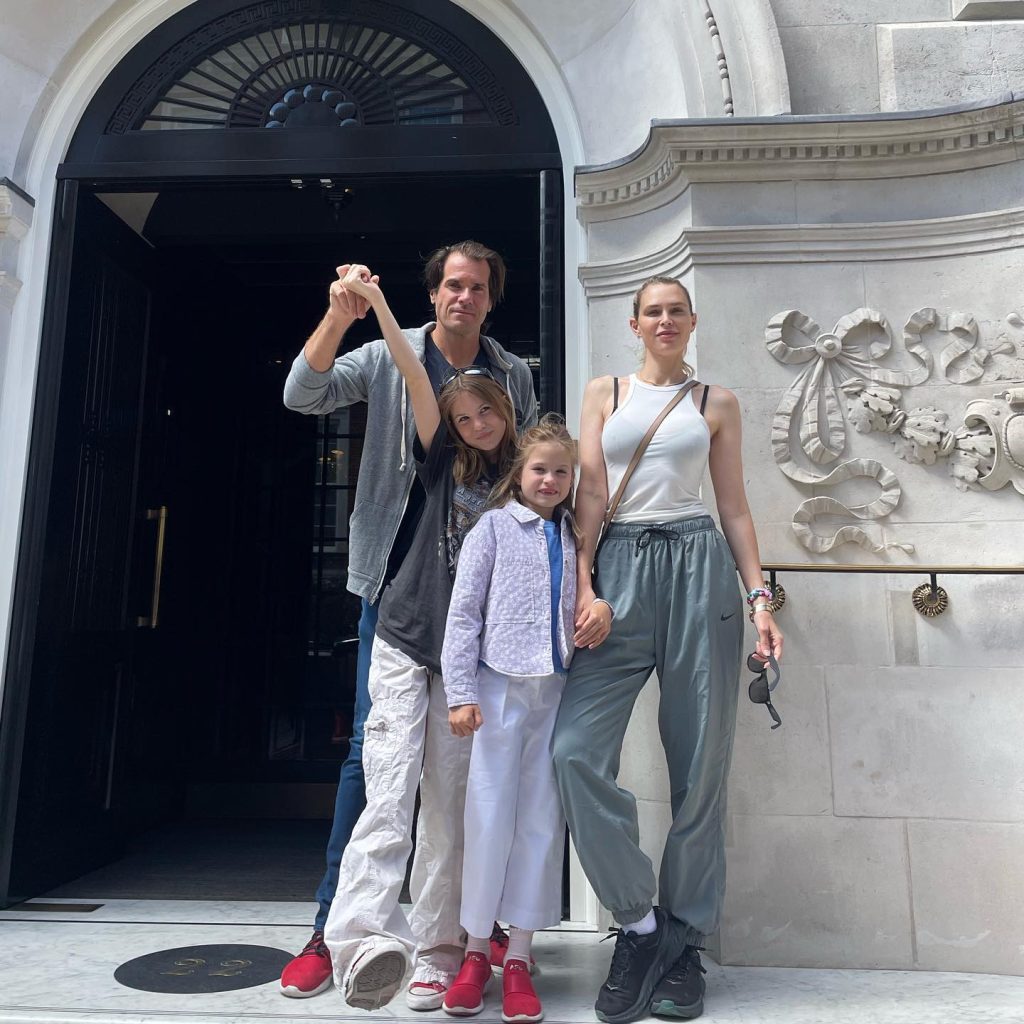  Sara Foster and Tommy Haas with their daughters