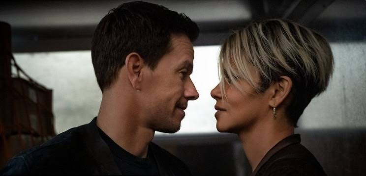 “It’s every guy’s fantasy”: Mark Wahlberg’s Greatest Compliment to Halle Berry Despite Never Getting to Kiss Her On-Screen