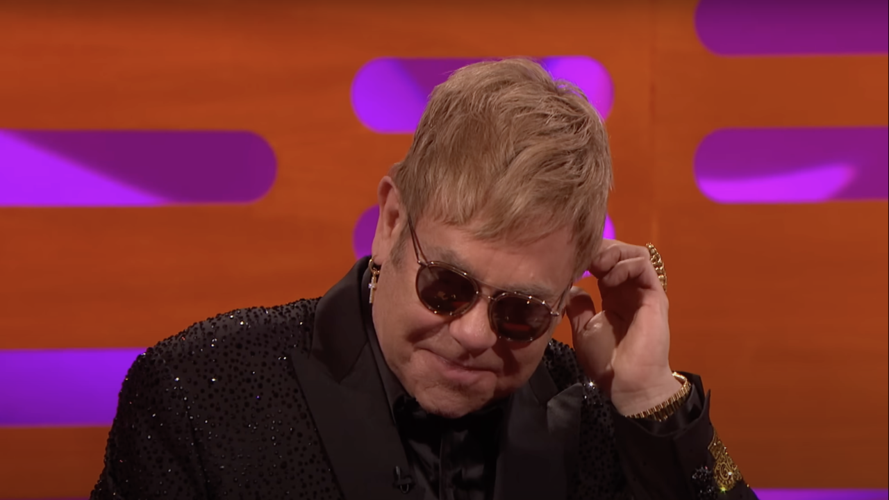 “His health has been deteriorating”: Elton John’s Closest Friends Have Reportedly Cautioned Him Over a Medical Crisis Amid Intense Schedule