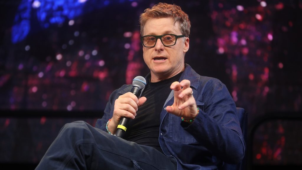 A picture of Alan Tudyk speaking with attendees at the 2024 Phoenix Fan Fusion.