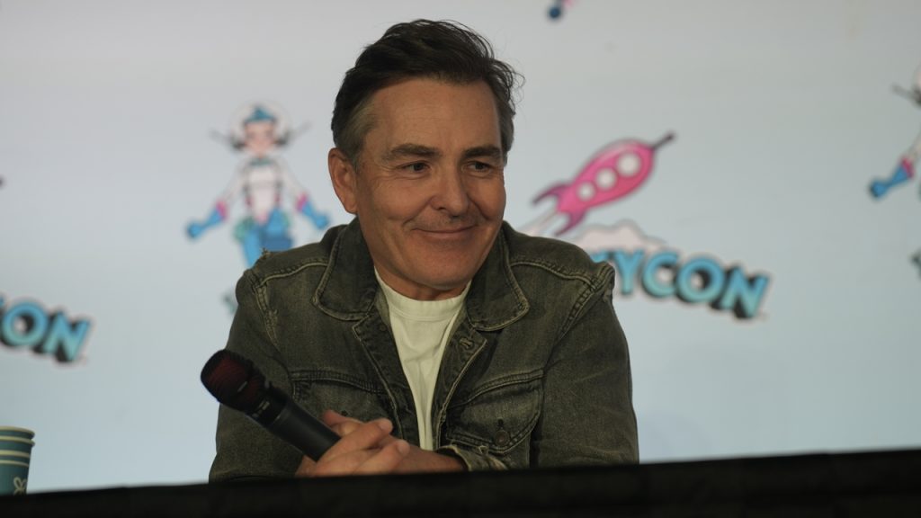 Picture of Nolan North speaking at a fan convention.