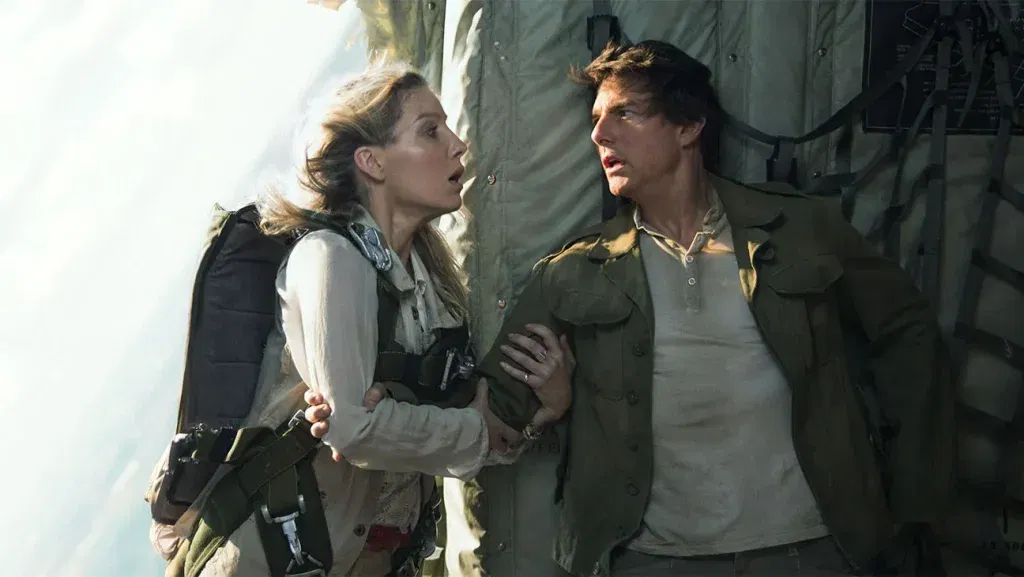 Annabelle Wallis grabbing Tom Cruise's arm in The Mummy