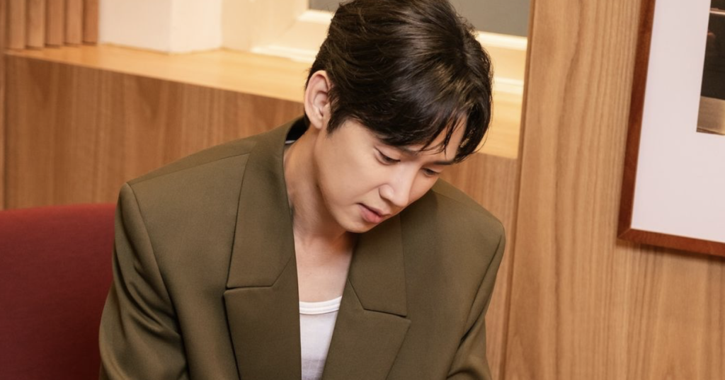 Park Sung Hoon in a olive colored suit. 