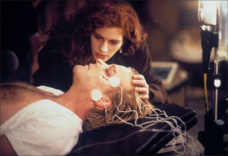 Kiefer Sutherland as Nelson and Julia Roberts as Dr. Rachel Mannus in a still from the 1990 movie Flatliners.