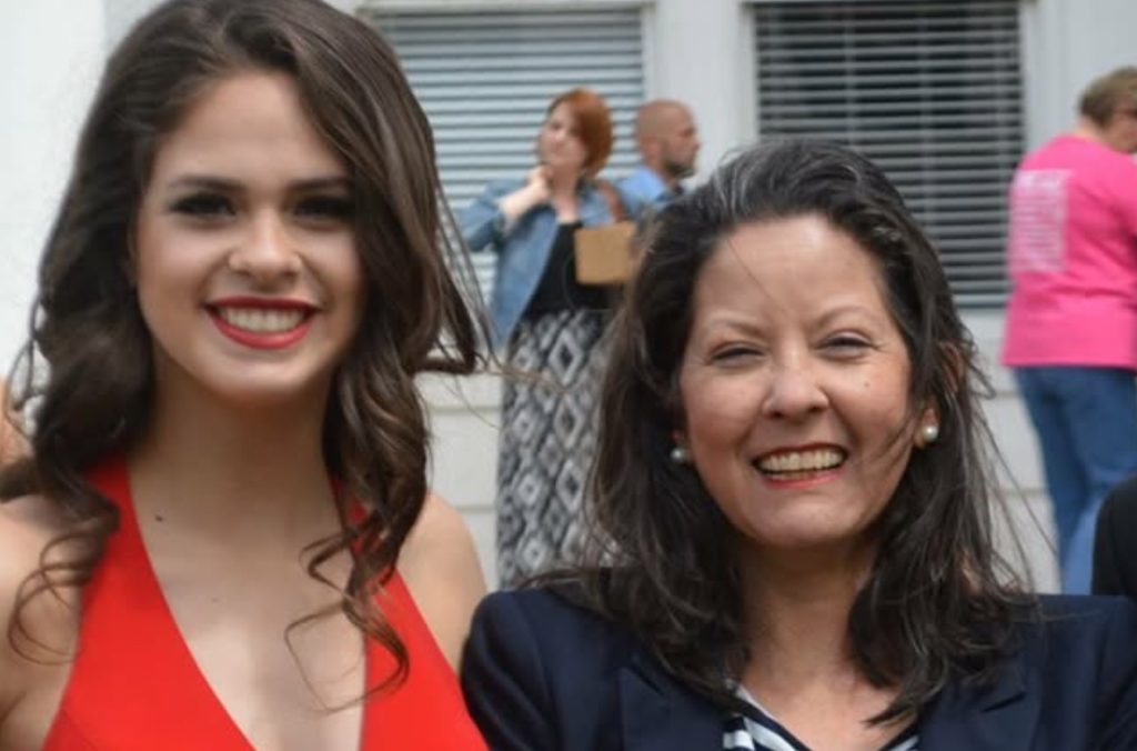 Kelsey Anderson with her mother Denise, who passed away in 2018 from breast cancer 