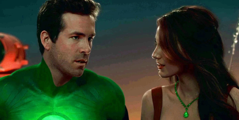 Ryan Reynolds as Green Lantern and Blake Lively as Carol Ferris having a chat in Green Lantern.