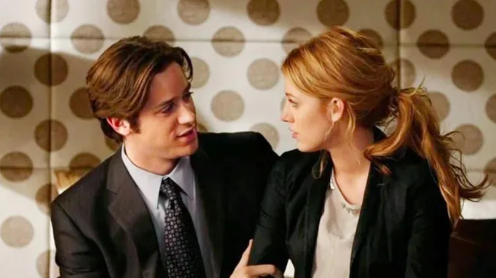 Armie Hammer as Gabriel Edwards and Blake Lively as Serena van der Woodsen having a chat in the show Gossip Girl.