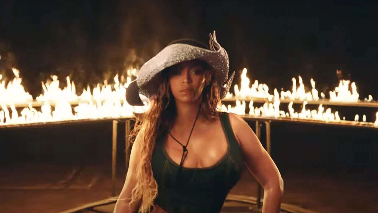 Beyoncé in the music video of Texas Hold 'Em