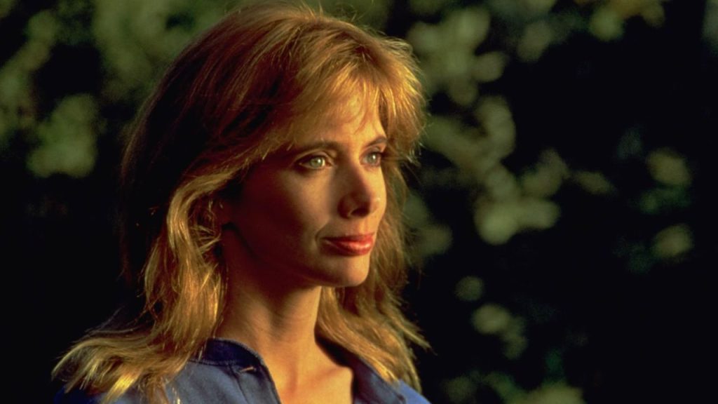 Rosanna Arquette looking at someone in Nowhere to Run