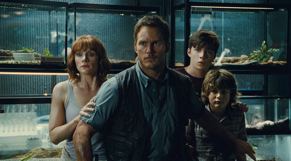 Chris Pratt as Owen Grady and Bryce Dallas Howard as Claire Dearing in the movie Jurassic World.