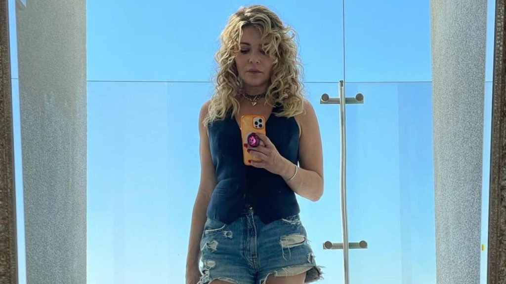 Lauren Sivan taking a mirror selfie