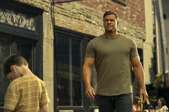 Alan Ritchson in Reacher 