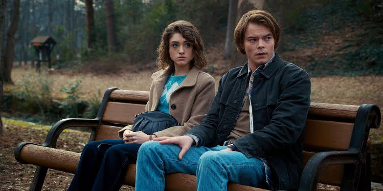 Natalia Dyer as Nancy and Charlie Heaton as Jonathan in Stranger Things 