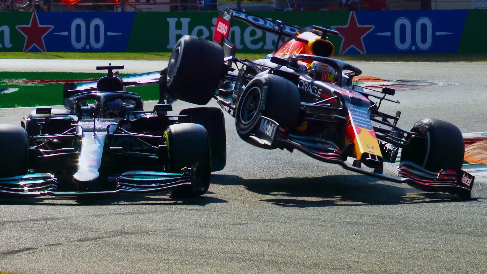 Max Verstappen vs Lewis Hamilton [Credit: Formula 1 Drive to Survive via Netflix]