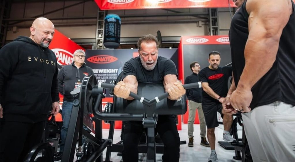 Arnold Schwarzenegger shows off his strength | Credits: @schwarzenegger / Instagram