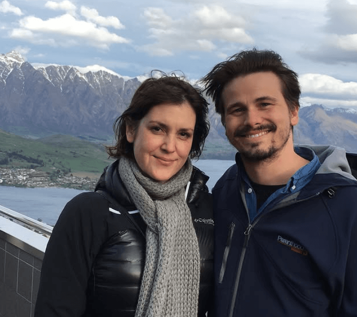 Melanie Lynskey and Jason Ritter. 