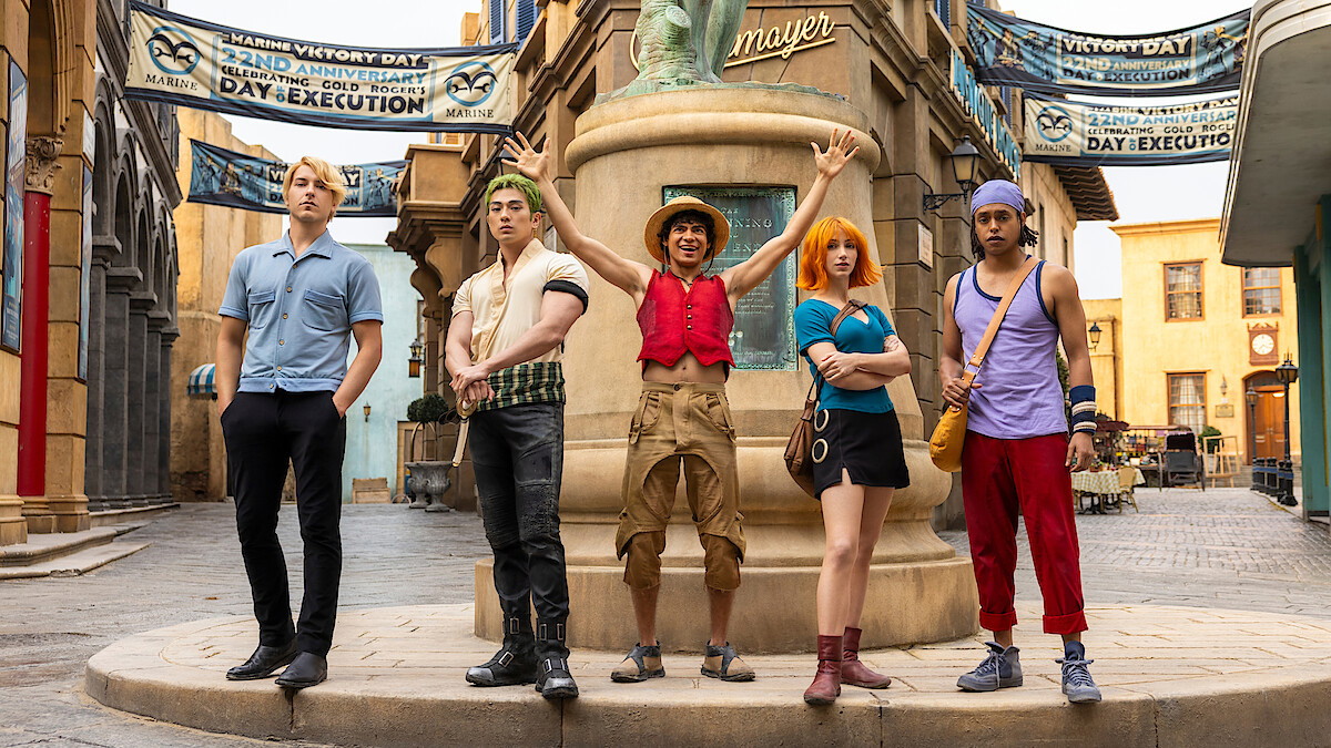 Sanji, Zoro, Luffy, Nami and Usopp on the Loguetown's set in One Piece.