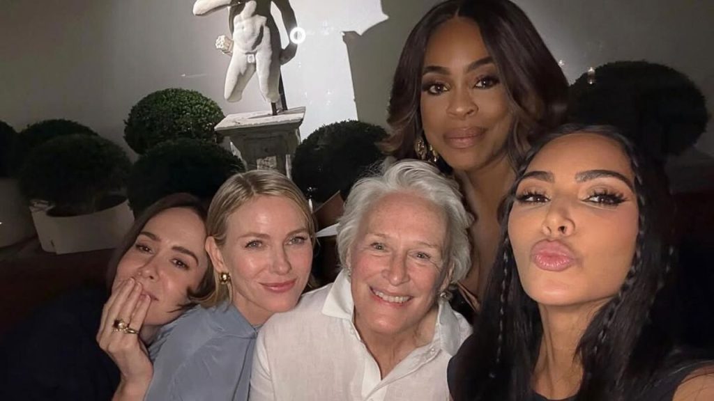 Sarah Paulson, Naomi Watts, Glenn Close, Niecy Nash, and Kim Kardashian posing together for a selfie