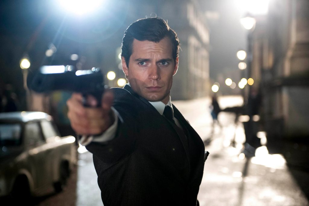 Henry Cavill pointing a gun in The Man from U.N.C.L.E. 