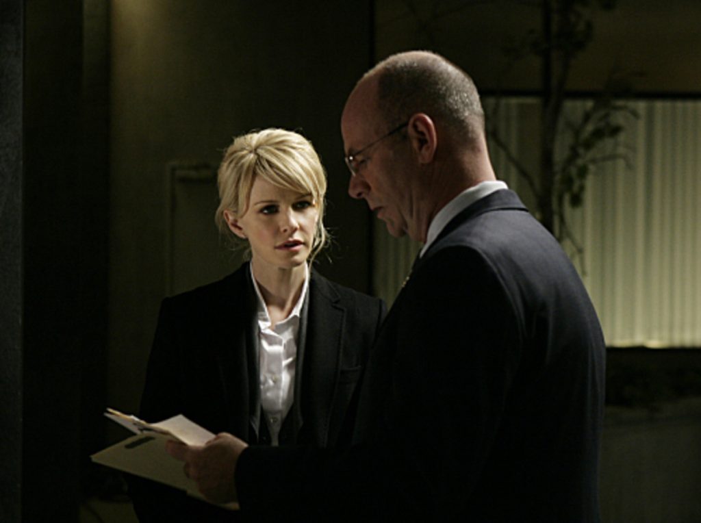 Kathryn Morris showing John Finn a report in Cold Case