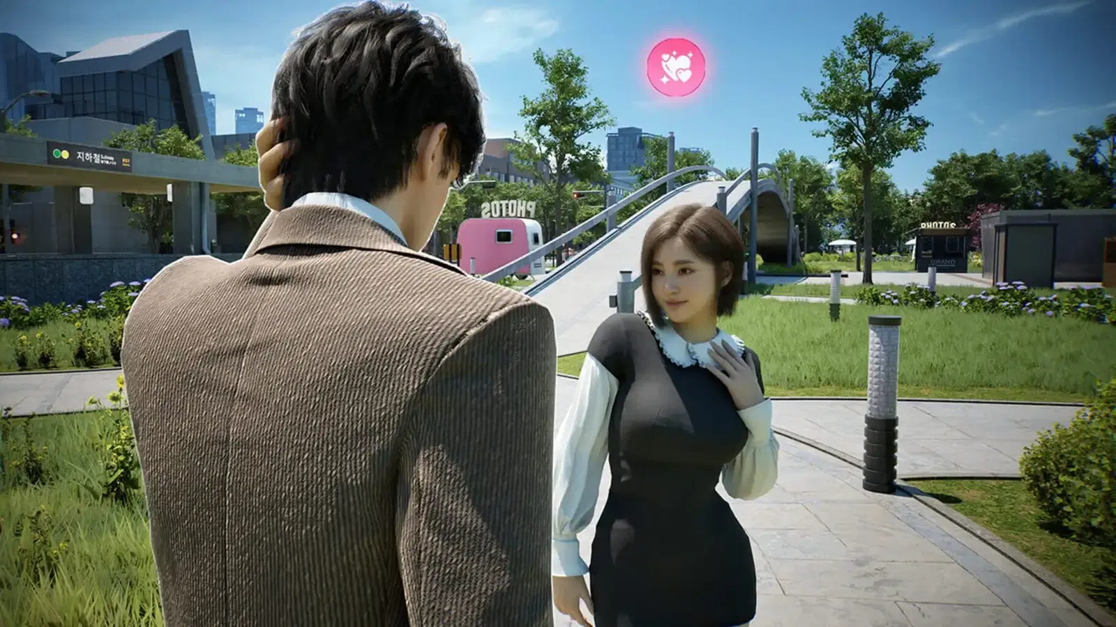 The protagonist talking to a woman in InZoi.