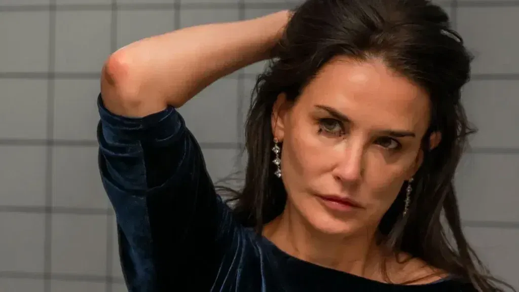 Demi Moore: "I didn't feel gutted" When Mikey Madison Won the Oscar Because I Knew They Never Chose Me 1 Elisabeth Sparkle looking in the mirror in The Substance