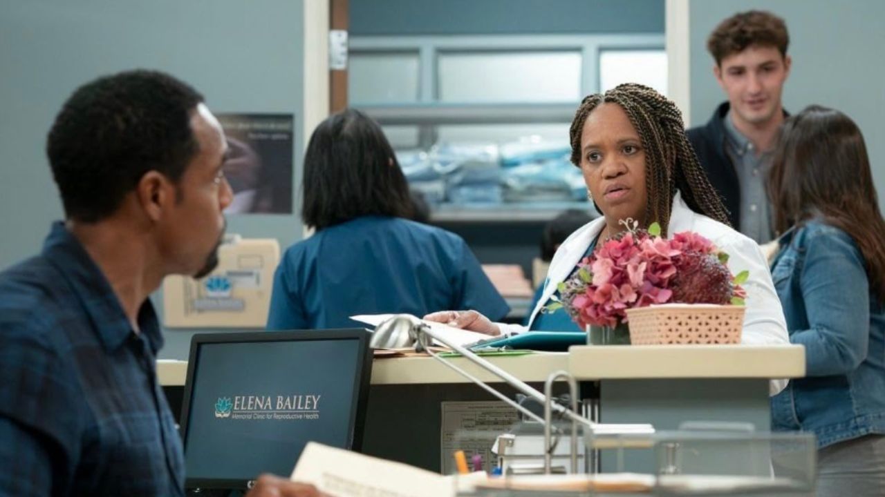 Jason George and Chandra Wilson looking at each other in Grey's Anatomy 