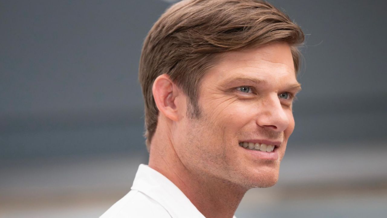 Chris Carmack smiling while looking at something sideways in Grey's Anatomy