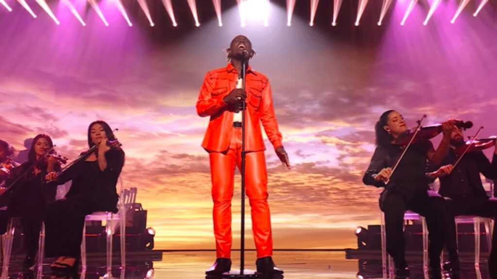 Jamal Roberts performing in American Idol