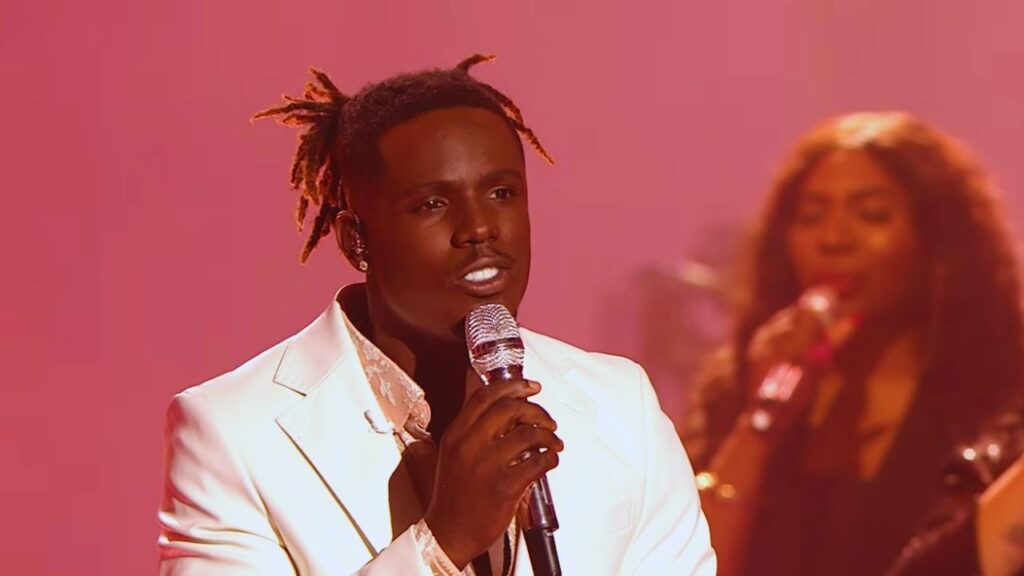 Jamal Roberts performing in American Idol