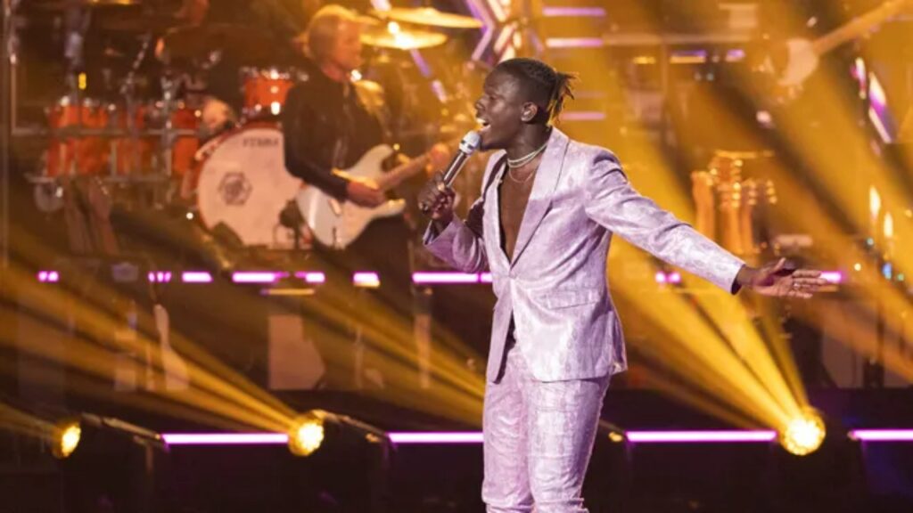 Jamal Roberts performing in American Idol