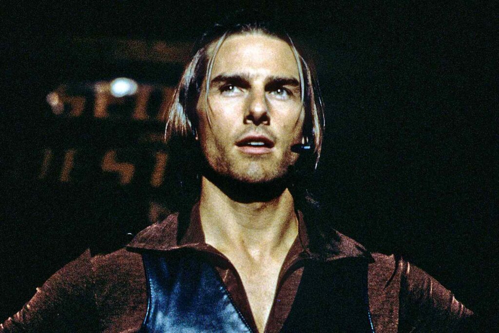 Tom Cruise makes a speech on stage