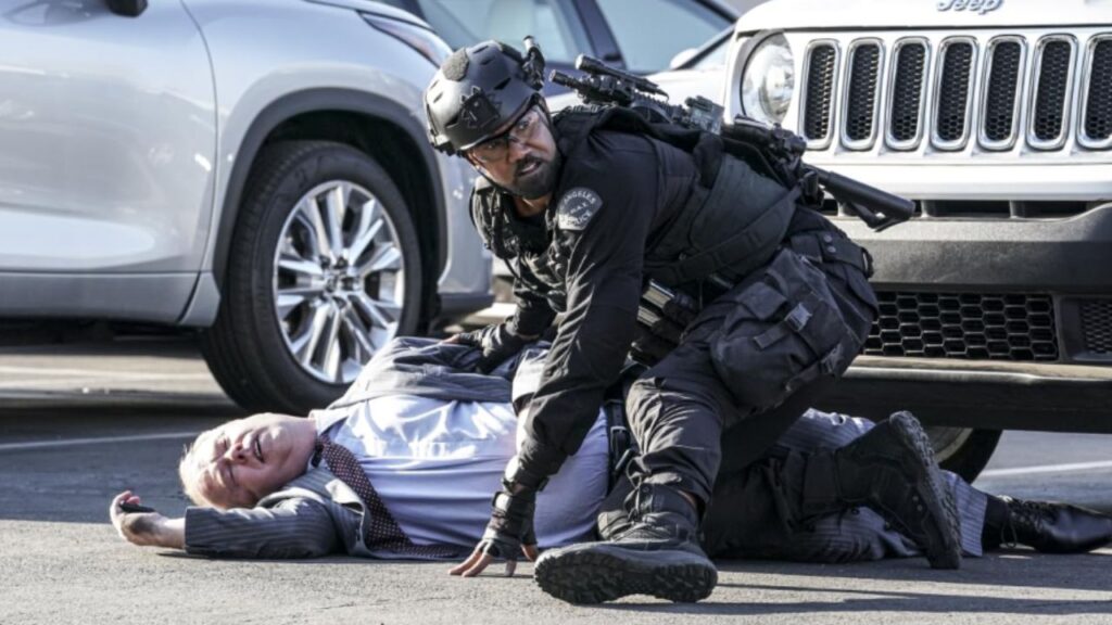 Shemar Moore checking on a wounded man in S.W.A.T. 