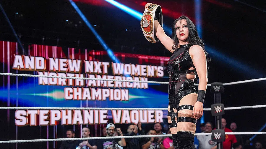Stephanie Vaquer holding the title