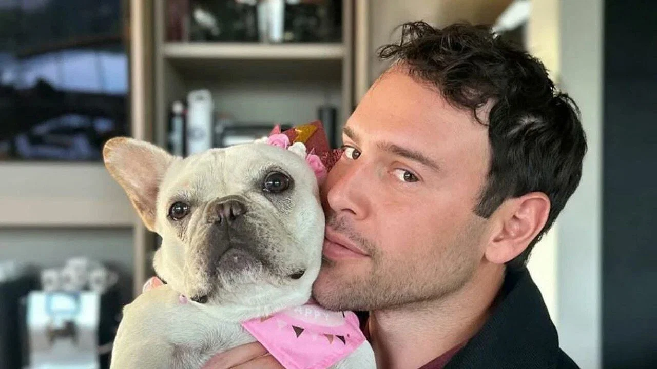 Scooter Braun posing with his dog