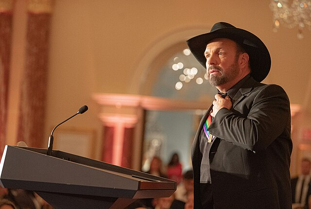 After Career Threatening Allegations, Garth Brooks Compliments His Wife Trisha Yearwood, Dolly Parton and Reba McEntire 1 garth brooks