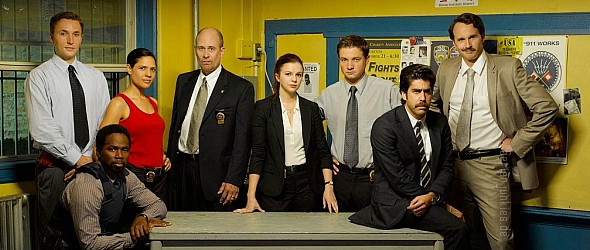 Creator Noah Hawley’s 4 Highly Rated TV Shows You Can Watch While You Wait for ‘Alien: Earth’ 7 The entire cast of The Unusuals standing near a desk and posing for the camera