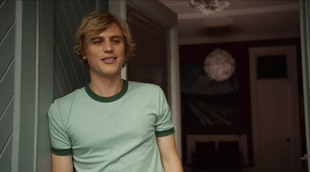 Before ‘Harry Potter’, Johnny Flynn Starred in a 98% Rated Acclaimed Sitcom That Netflix Removed 1 Johnny Flynn leaning on the door frame as Dylan Witter in Lovesick