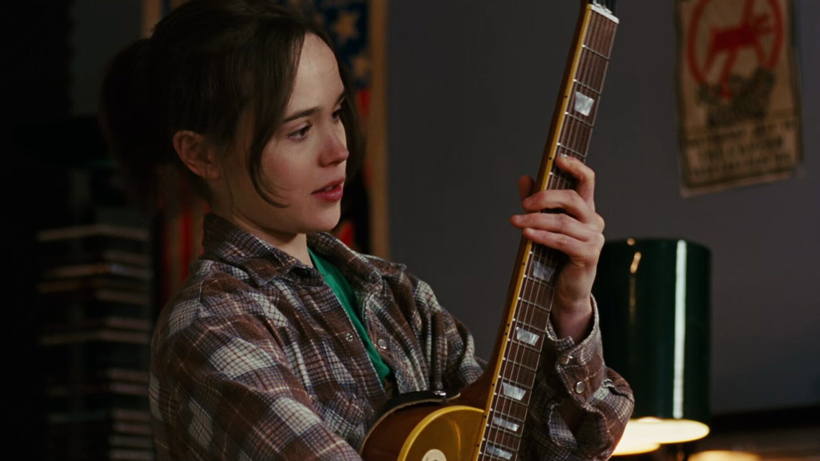Is ‘Tow’ a True Story? Rose Byrne Admits the Movie Was Filmed in Record Time With “Very little money” 2 Elliot Page holding a guitar in Juno.